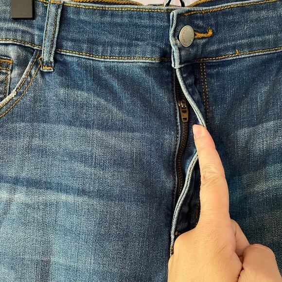 NWT Judy Blue Women's size 24W Relaxed Fit Mid Rise Medium Wash Jeans Stretchy - Picture 4 of 13